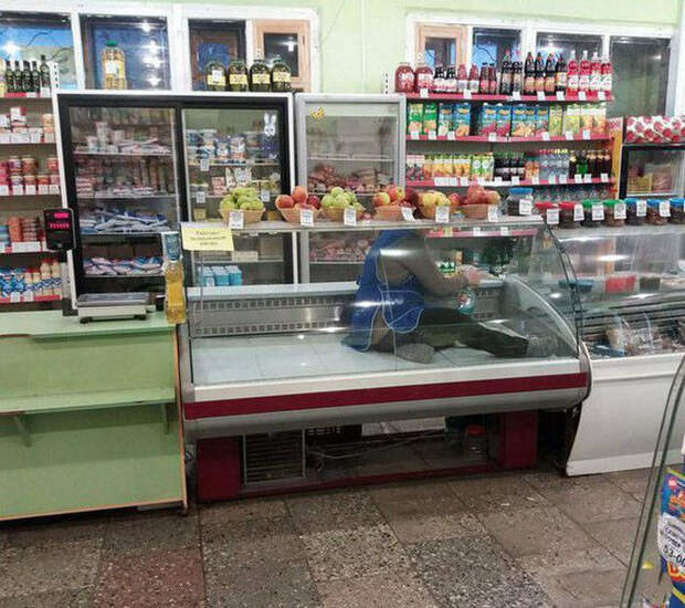 Женщина на прилавке. Женщина на прилавке.