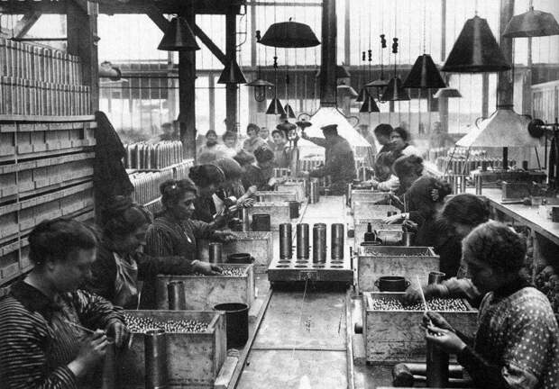 Женщины заполняют шрапнелью артиллерийские снаряды на военном заводе. ПМВ, Франция, 1915 год. история, ретро, фото