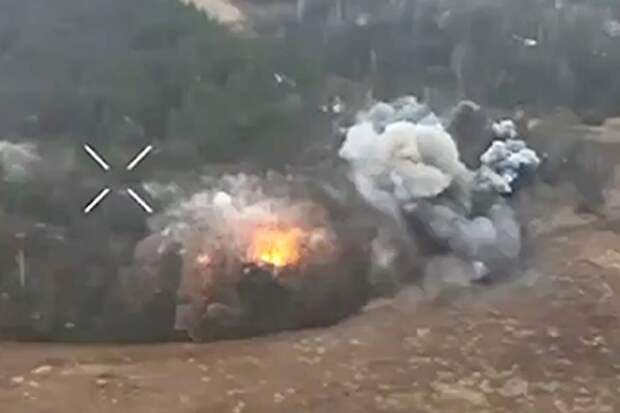 Мощный удар трехтонной авиабомбой по цеху с бронетехникой ВСУ сняли на видео