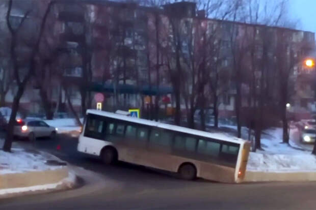 Во Владивостоке на видео попал автобус, который не смог заехать в горку и повис