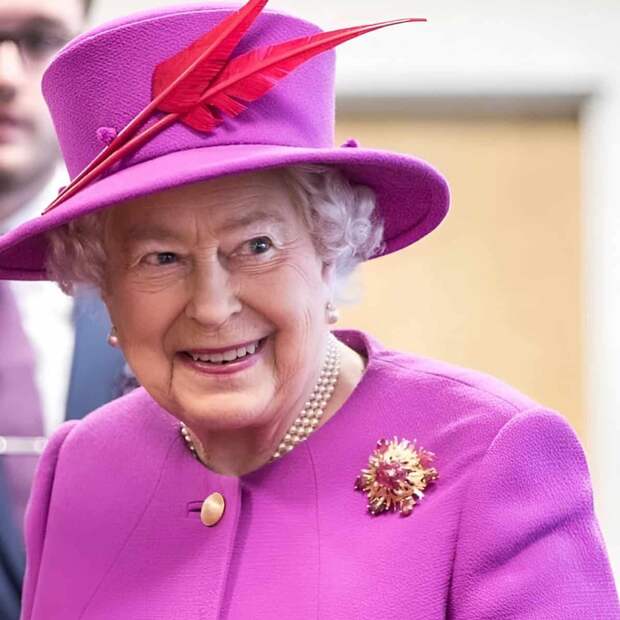 Королева Елизавета в броши Andrew Grima