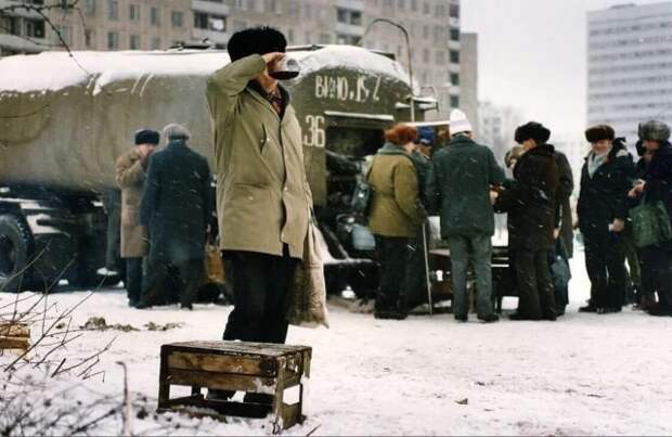 Продажа вина из цистерны, Москва, декабрь, начало 90-х