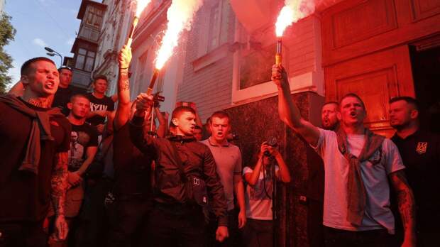 Политолог Шипилин: Киев готов «выжигать землю» под ногами украинцев с родственниками в России