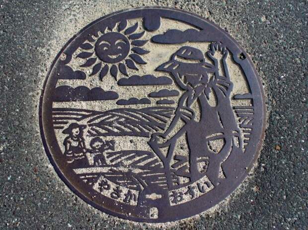 Необычные крышки люков на дорогах в Японии