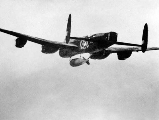 Британский бомбардировщик Авро «Ланкастер» в полёте с сейсмической бомбой «Толлбой» клибра 5.4 тонны (12000 lb) Великая отечественая война, архивные фотографии, вторая мировая война