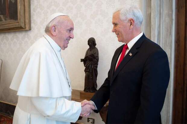 Майк Пенс с папой римском в Ватикане в январе 2020 года. 