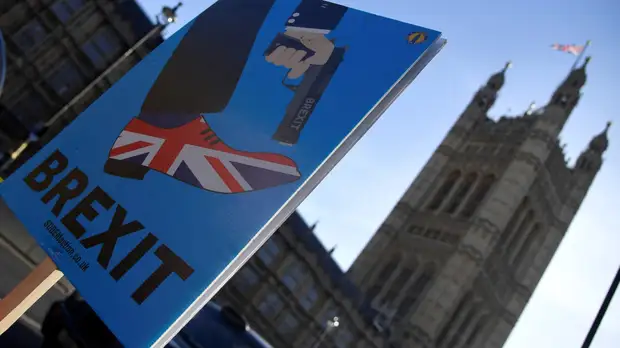 Политолог оценил инициирование голосования по вопросу о вотуме недоверия Мэй