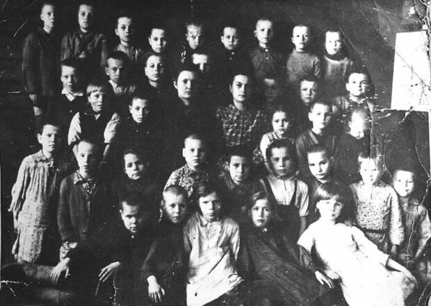 Матрёна Вольская с учениками смольковской школы. 1946 год. / Фото: www.rusmir.media Матрёна Вольская с учениками смольковской школы. 1946 год. / Фото: www.rusmir.media