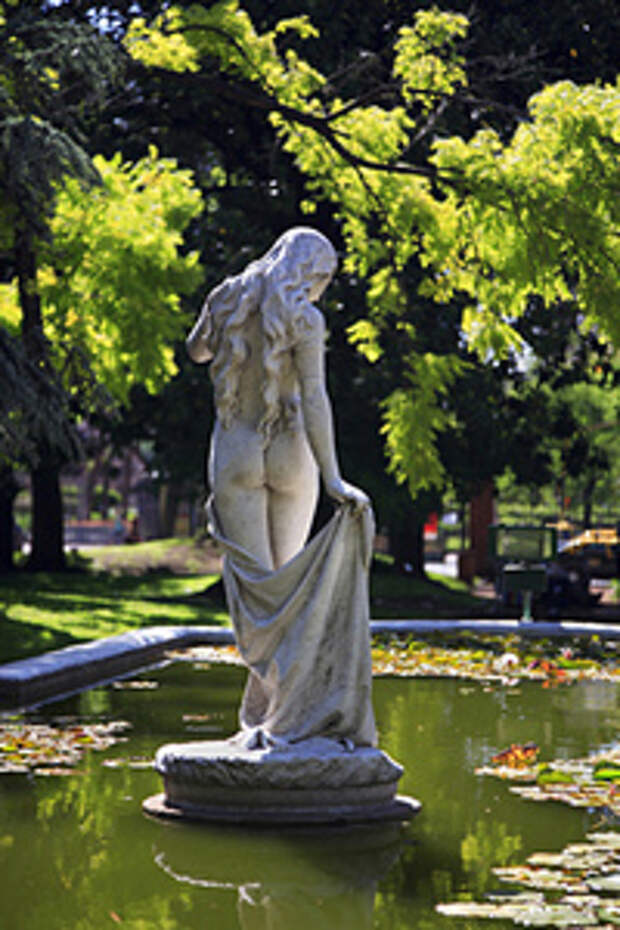 Marble_sculpture_of_naked_woman