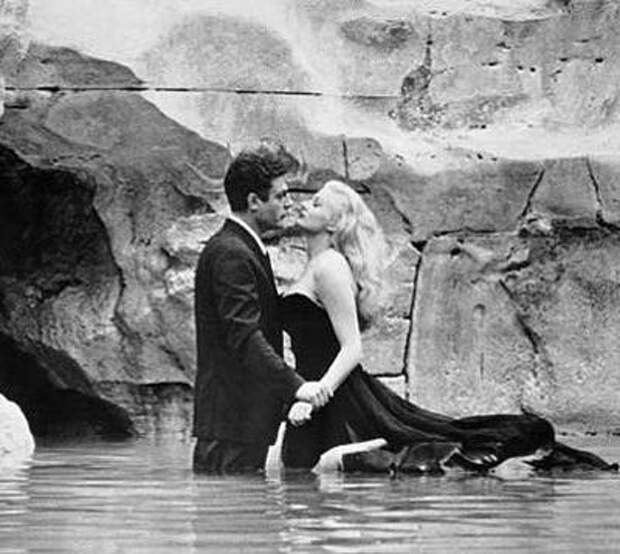 <B>Сладкая жизнь (1959)</B><BR> Сцена купания Экберг в фонтане Треви для многих шестидесятников стала воплощением сексуальности и разгула. Поговаривают, что сцена снималась в марте, и Аните пришлось «купаться» в фактически ледяной воде. Самые культовые сцены мирового кинематографа