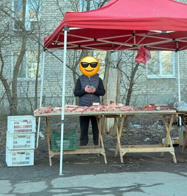 Торгуют мясом прямо у дороги на территории 5той больницы в Макеевке