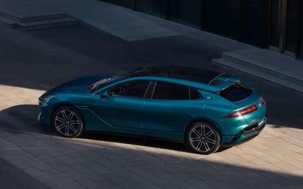 Звероподобный спорткар в формате универсала: новинка от известного бренда