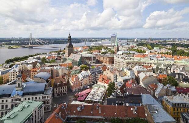 Вид на Ригу с церкви Святого Петра, Латвия.