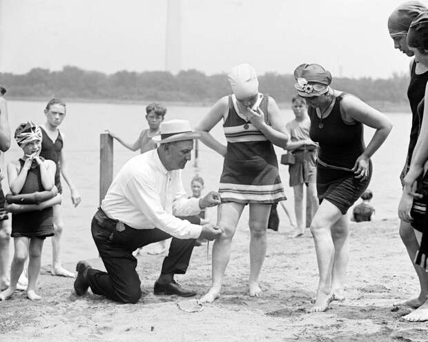 Пляжный патруль проверяет длину купальника, 1920-е гг.