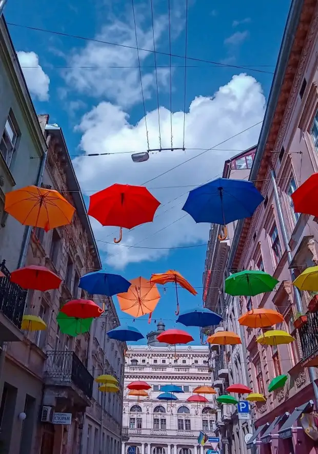 улица зонтиков в анталии. улица с зонтиками. аллея зонтиков в португалии. испания улица с зонтиками. улица с зонтиками.