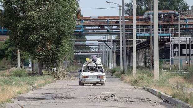 Украина. Луганская область. Северодонецк. Автомобиль с мирными жителями во время эвакуации с территории завода "Азот". Эвакуация стала возможной после того, как территория предприятия полностью перешла под контроль сил ЛНР и России. В ответ на обращение руководителей республик Донбасса с просьбой о помощи Вооруженные силы РФ проводят специальную военную операцию на Украине
