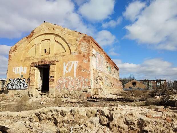 Руины мрачного памятника вновь выставили на продажу в Астрахани