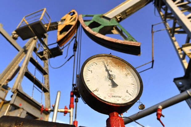 Bloomberg: Евросоюз хочет отменить потолок цен на нефть из России