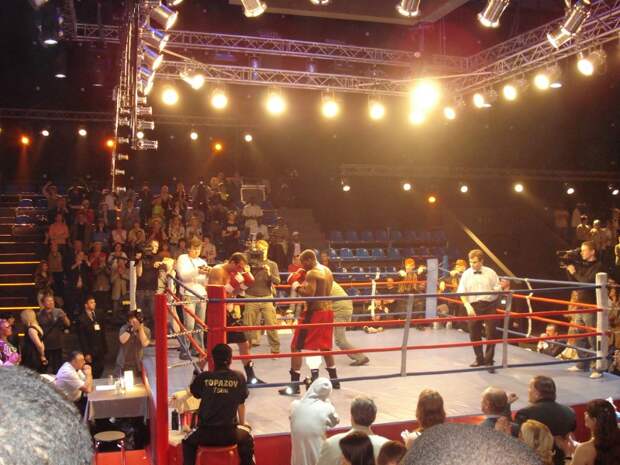 Участие в массовке на съёмках фильма "Стерва для чемпиона". Андрей Чернышов в роли боксёра.