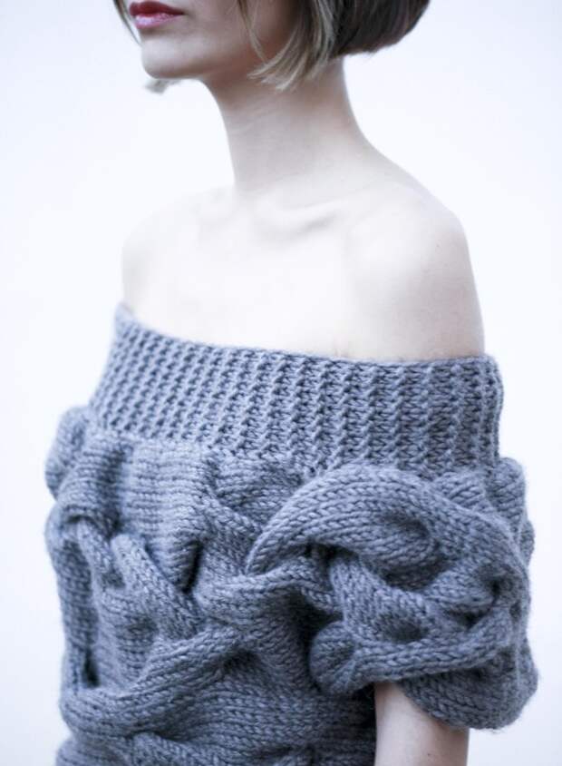 Вязаный пуловер с широкими косами и схемой