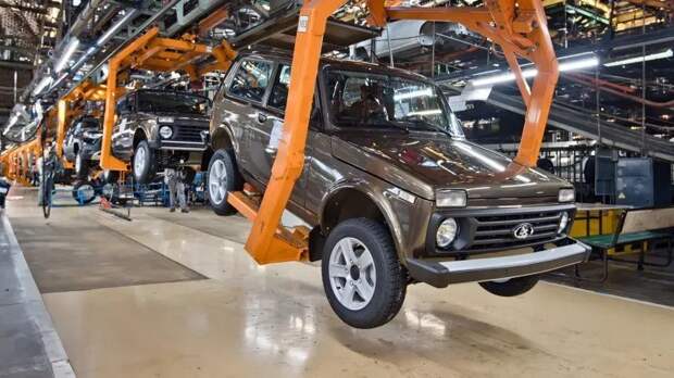 АвтоВАЗ останавливает производство: продукция перестала продаваться