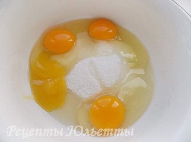 соединяем сахар, яйца и мёд