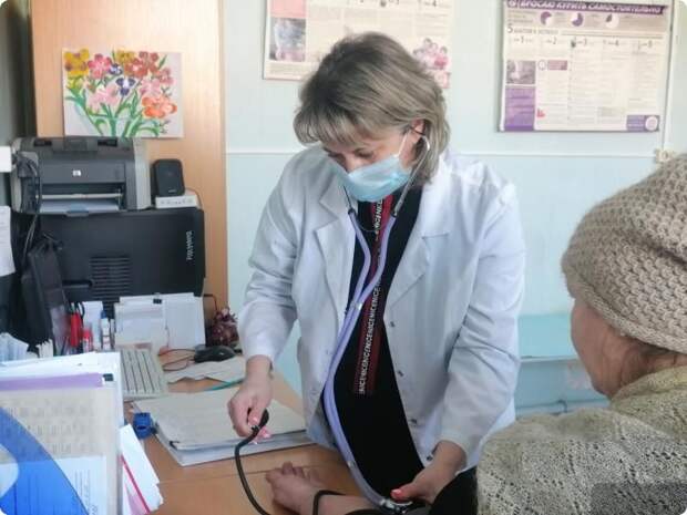Губернатор Свердловской области увеличил социальные выплаты медикам до 50 тысяч рублей