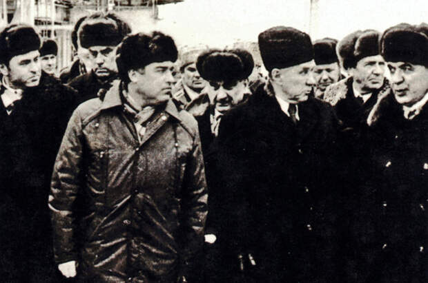 А. Н. Косыгин (в центре) на Оренбургском газоперерабатывающем заводе (1975). Слева — директор завода В. С. Черномырдин