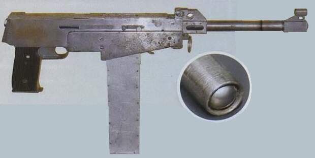 Автомат Толстопятовых и патрон с глубоко посаженной пулей. Фото: Fandom