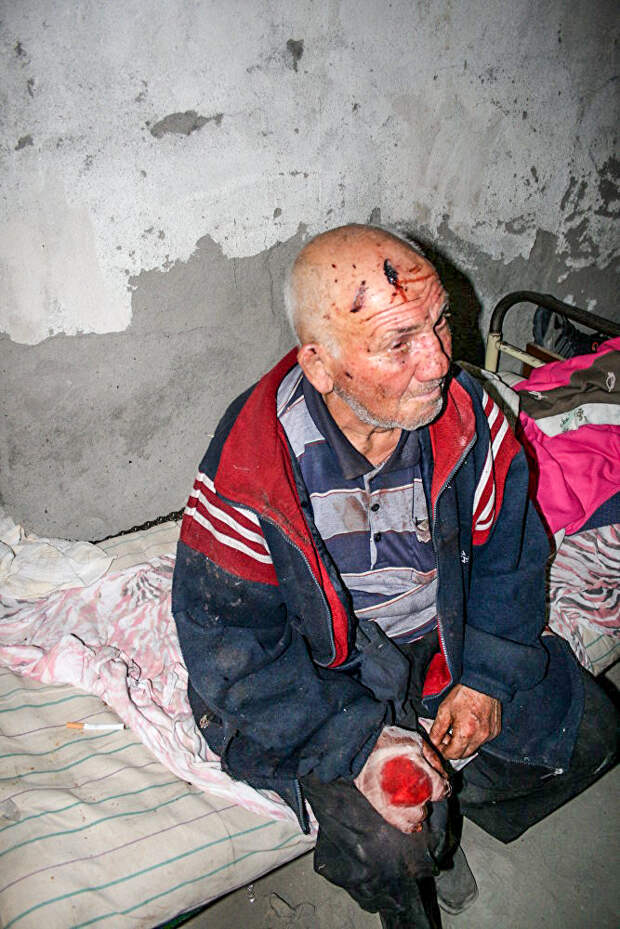 Пожилой житель Цхинвала в подвале республиканской больницы. Фото Л. Парастаевой