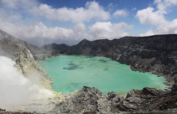 Кавах Иджен, Индонезия. Воды кратерного озера на вершине вулкана Иджен выглядят голубыми, но на деле это никакая не вода, а концентрированная соляная кислота. Даже воздух вокруг озера ядовит, и к нему не рекомендуется приближаться без противогаза. Это, впрочем, не останавливает местных жителей, добывающих серу из шахты на склоне вулкана.