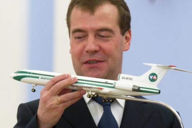 Премьер Медведев оставит Россию без авиапрома