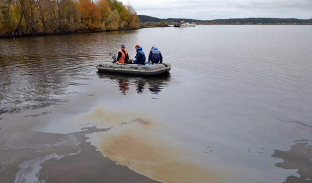 Власти района Карелии назвали вероятную причину утечки мазута в местный залив