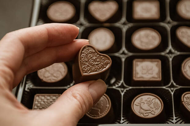 На Кубани мужчина украл из магазина 24 коробки конфет и спрятал в рюкзак