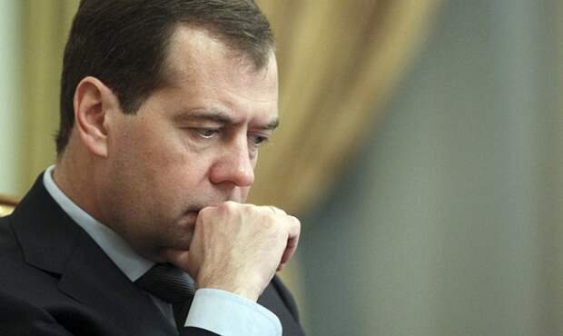 Медведев пожаловался на отсутствие денег и длинные новогодние праздники