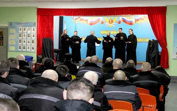 Рязанские священники спели для заключенных