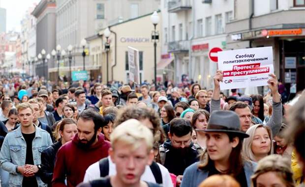 На фото: участники акции оппозиции на Арбате в поддержку незарегистрированных кандидатов на выборах в Мосгордуму