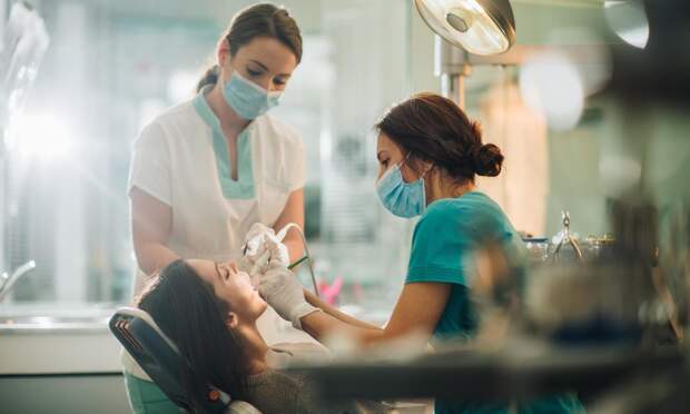 Почему один зубной имплантат служит 25 лет, а другой удаляют через год: разбор причин