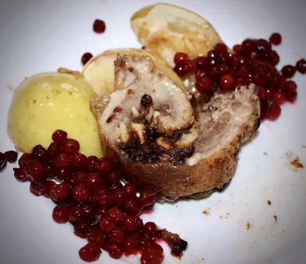 Утка. Рулет с яблоками и черносливом