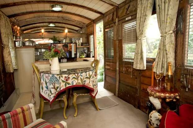 Уютная гостиная в бывшем вагоне.