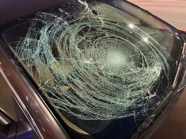 В Челябинске иномарка жестко сбила электросамокатчика на переходе