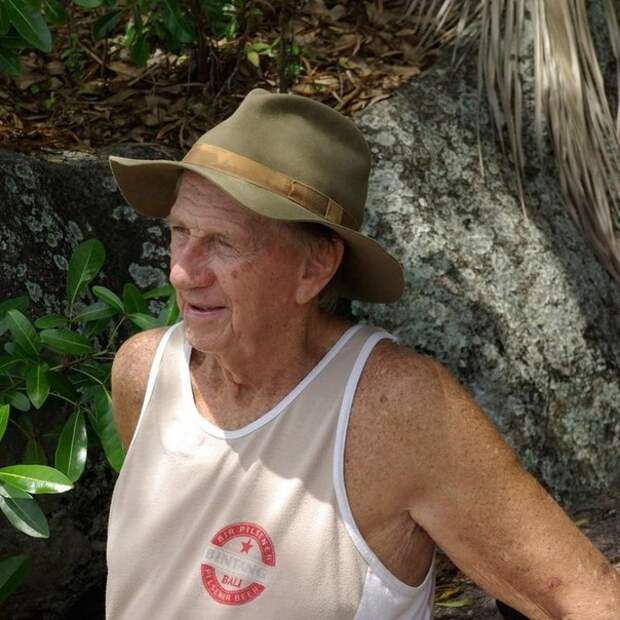 За 13 тысяч долларов англичанин Брендон Гримшоу купил крошечный необитаемый остров на Сейшелах и переехал туда навсегда.