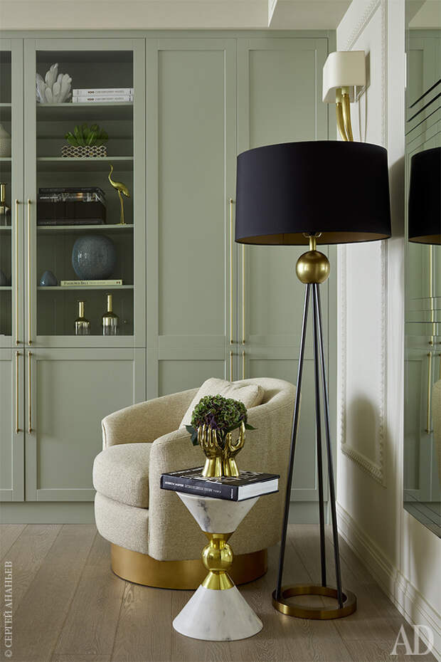Фрагмент гостиной. Торшер, Arteriors. Бра, Visual Comfort. Кресло, Bernhardt. Журнальный столик, Jonathan Adler. Фрагмент гостиной. Торшер, Arteriors. Бра, Visual Comfort. Кресло, Bernhardt. Журнальный столик, Jonathan Adler.
