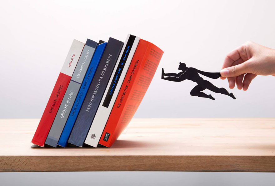 книжная полка с супергероями 