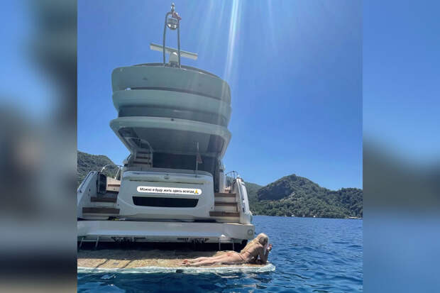 Актриса Наталья Рудова выложила фото в крошечном бикини на яхте