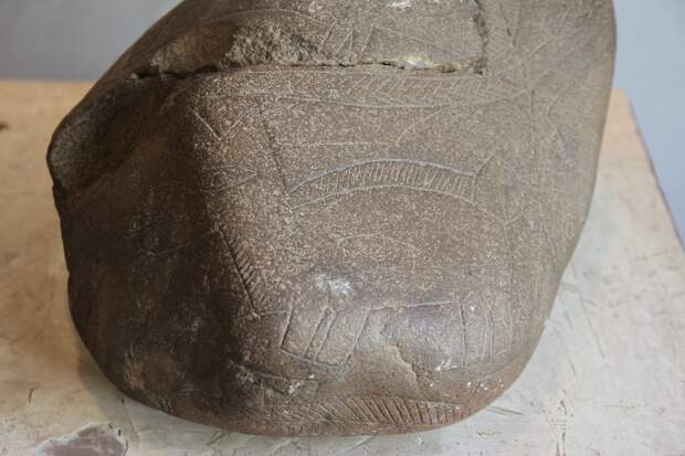 Камень Ики с ламой в музее города Наска