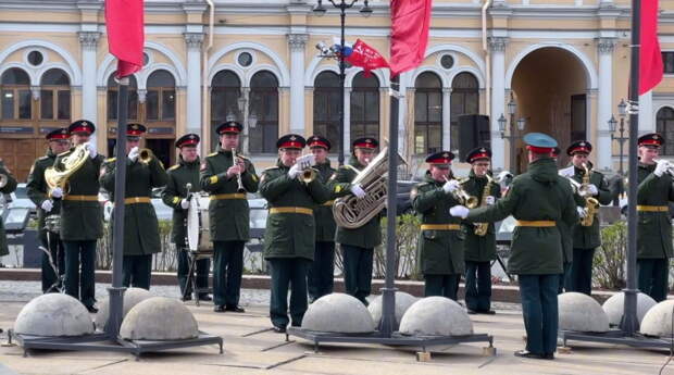 На площади Восстания возложили цветы к обелиску «Городу-герою Ленинграду»