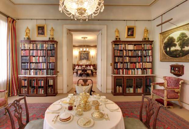 Библиотека. Первоначально комната была спроектирована как маленькая столовая. Но принцесса Елизавета и герцог Эдинбургский, которые планировали жить в Кларенс-хаусе, решили перестроить ее. Они добавили книжные шкафы, превратив пространство в библиотеку. Чарльз иногда использует комнату, чтобы пить чай с главами государств. 