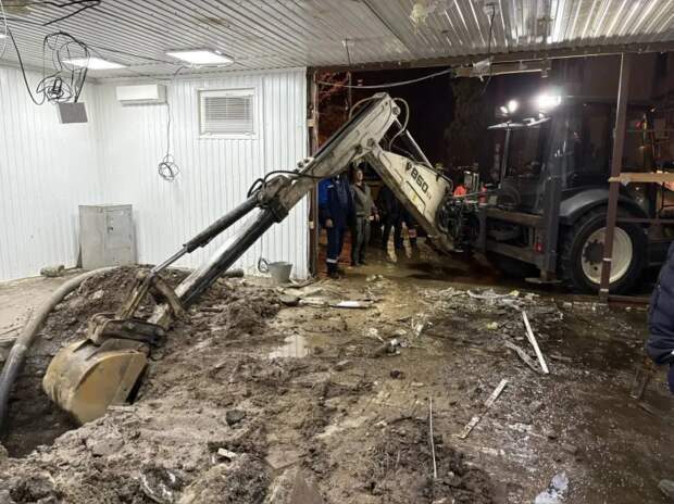 Трубу рвануло под торговым павильоном в Краснодаре! Комсомольский микрорайон сидел без воды