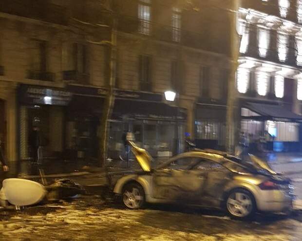 Ситуация в Париже вышла из под контроля: грабят здание биржи